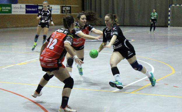 Lucía Álvarez (Oviedo Femenino) dirige un ataque en el partido ante el Cleba León de la ultima jornada en Vallobín. 