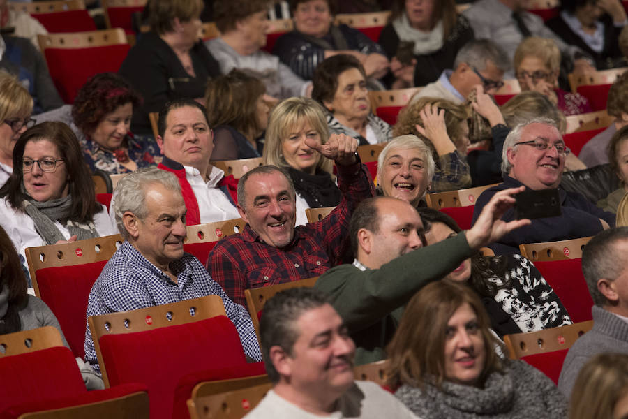 Javier Labandón puso a bailar al Teatro de la Laboral con 'Músico de guardia' y sus éxitos