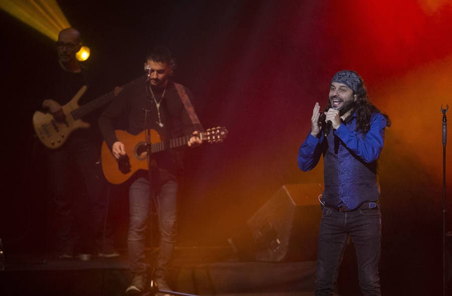 Javier Labandón puso a bailar al Teatro de la Laboral con 'Músico de guardia' y sus éxitos