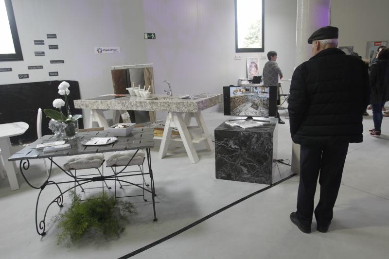 El mercado de abastos de La Corredoria, en Oviedo, celebra la primera feria 'Encaja', dedicada al diseño del producto. Durante tres días, a través de una treintena de expositores y diversas charlas, dará a conocer la creatividad de muchos emprendedores de Asturias y otras comunidades.