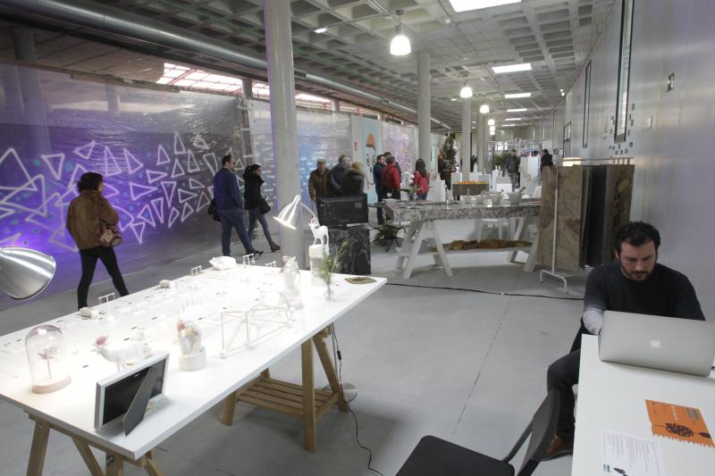 El mercado de abastos de La Corredoria, en Oviedo, celebra la primera feria 'Encaja', dedicada al diseño del producto. Durante tres días, a través de una treintena de expositores y diversas charlas, dará a conocer la creatividad de muchos emprendedores de Asturias y otras comunidades.