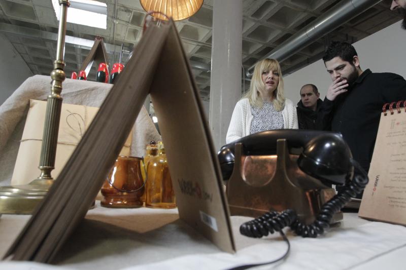 El mercado de abastos de La Corredoria, en Oviedo, celebra la primera feria 'Encaja', dedicada al diseño del producto. Durante tres días, a través de una treintena de expositores y diversas charlas, dará a conocer la creatividad de muchos emprendedores de Asturias y otras comunidades.