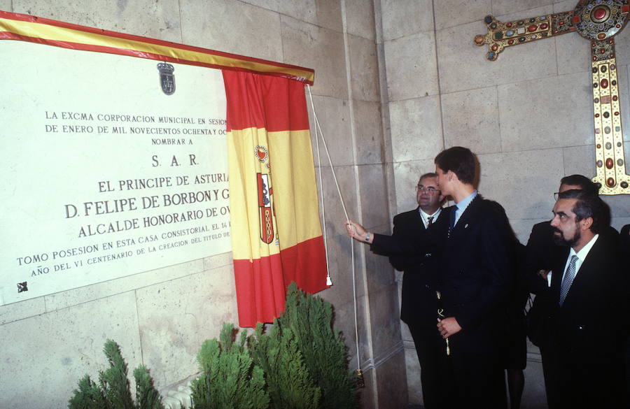 El Rey cumple 50 años en los que ha mantenido una estrecha relación con el Principado acrecentada por su matrimonio con doña Letizia