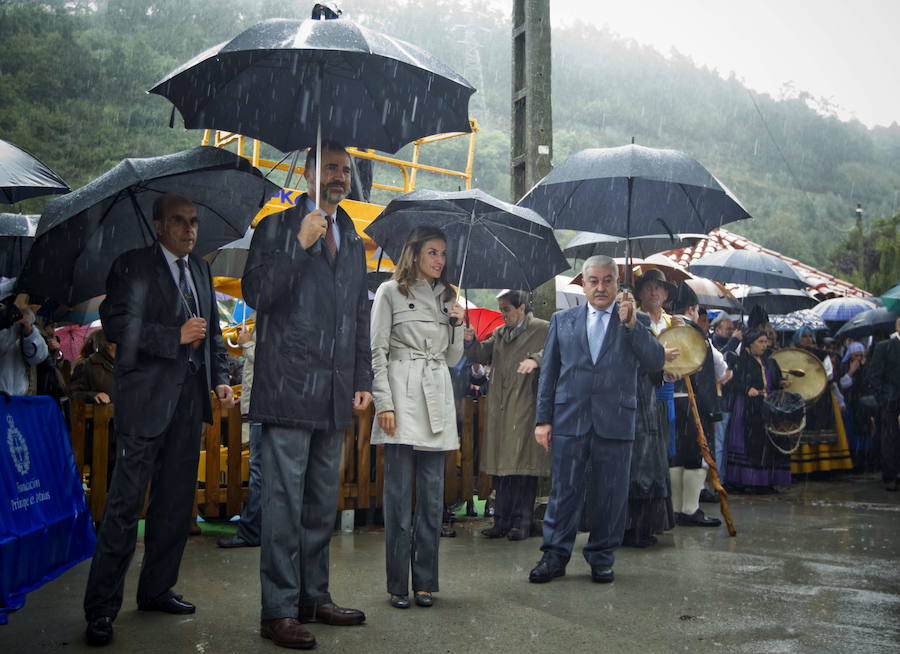 El Rey cumple 50 años en los que ha mantenido una estrecha relación con el Principado acrecentada por su matrimonio con doña Letizia