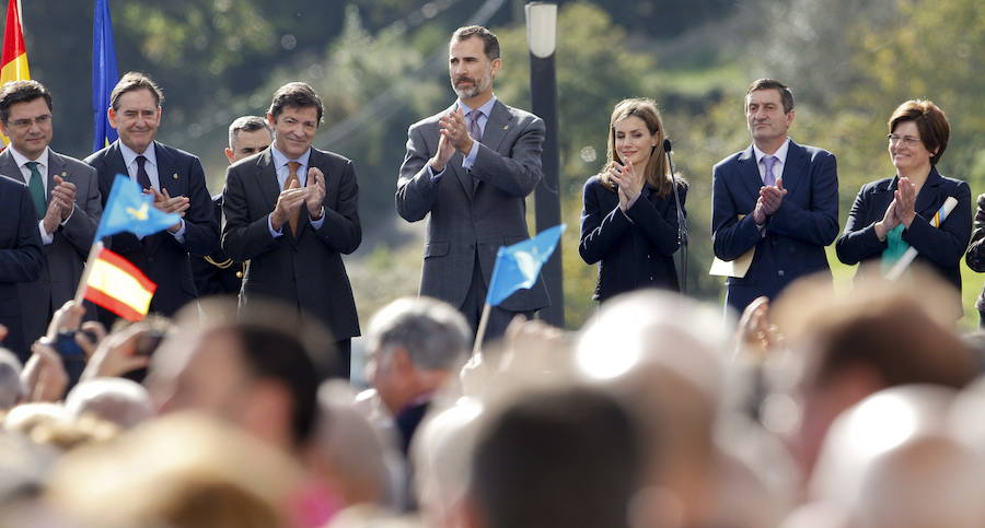 El Rey cumple 50 años en los que ha mantenido una estrecha relación con el Principado acrecentada por su matrimonio con doña Letizia