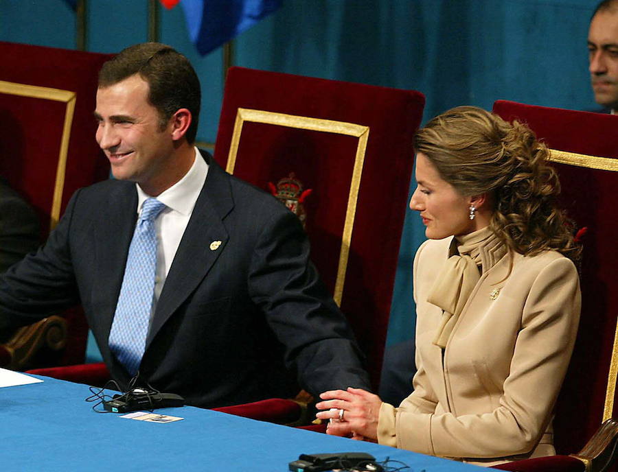 El Rey cumple 50 años en los que ha mantenido una estrecha relación con el Principado acrecentada por su matrimonio con doña Letizia