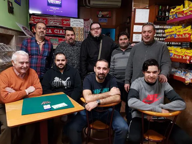 Equipo del Bar El Talismán, que compite en el torneo local. :: E. C.