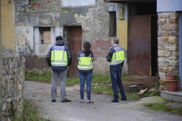 Agentes de la Policía Nacional de Gijón, frente a la casa de Berbes (Ribadesella). 