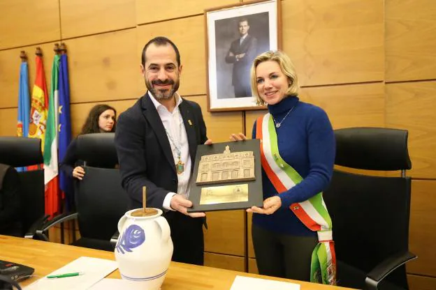 Ángel García entrega una placa a Elsa Venturini. 
