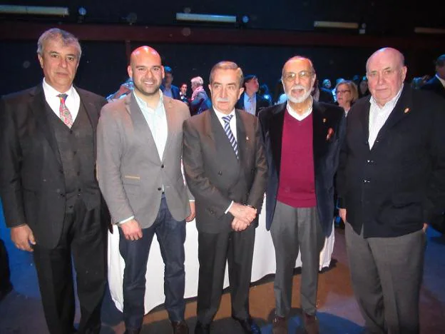 Santiago Núñez, Jesús Martínez, José Manuel Valdés, presidente de la Federación, Avelino Rodríguez Miravalles y el homenajeado Pablo González.

