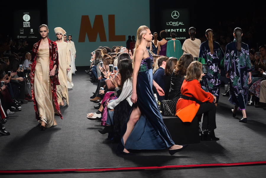 Marcos Luengo y Miguel Marinero presentaron sus nuevas colecciones en la última jornada de la Fashion Week Madrid. En los diseños del modisto asturiano, de clara inspiración oriental, fueron dominantes los tonos rojos, verdes y naranjas, así como la napa, la lana y el terciopelo bordados. El peletero madrileño presentó 'Elementos' junto a su hijo Nicolás. Los colores de la naturaleza, lilas, ocres y verdes fueron imperantes, así como las crepes y el punto. 