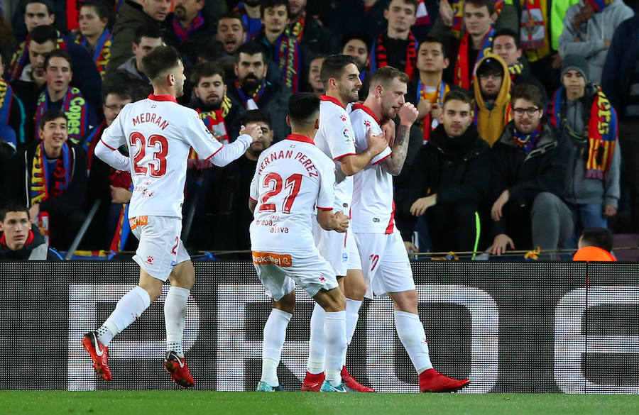 El líder remontó un gol del Alavés con goles de Luis Suárez y Messi, pero el árbitro se equivocó en dos jugadas clave a favor de los locales.