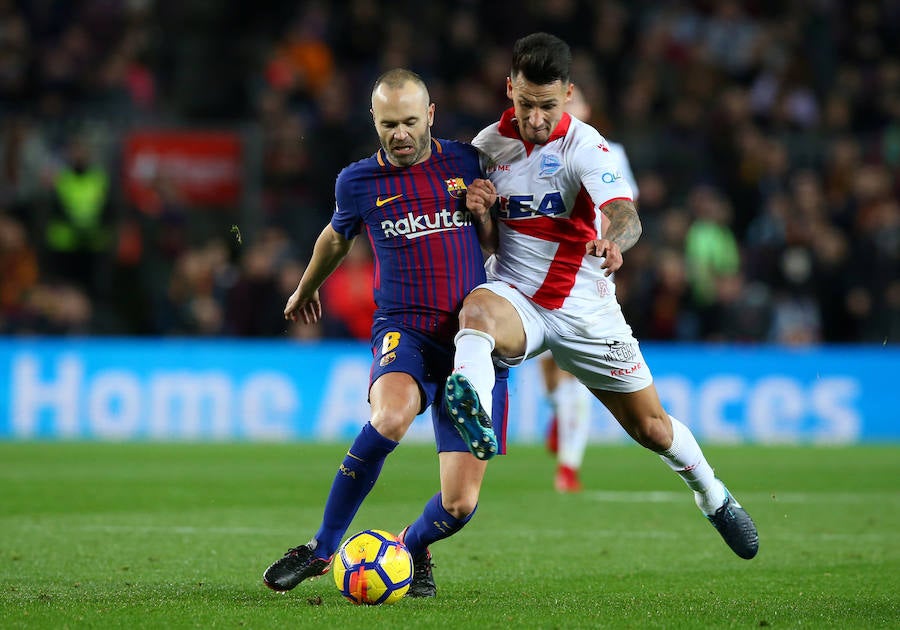 El líder remontó un gol del Alavés con goles de Luis Suárez y Messi, pero el árbitro se equivocó en dos jugadas clave a favor de los locales.