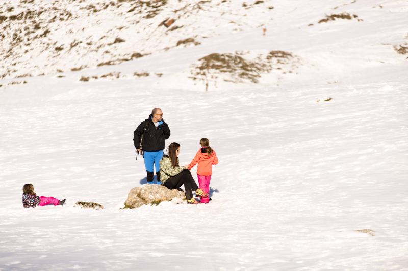 El sol de este domingo ha animado la asistencia a los Lagos de Covadonga, que se muestran cubiertos de blanco. Grandes y pequeños han disfrutado de la nieve y no han dudado en fotografiarse en el bello paraje.