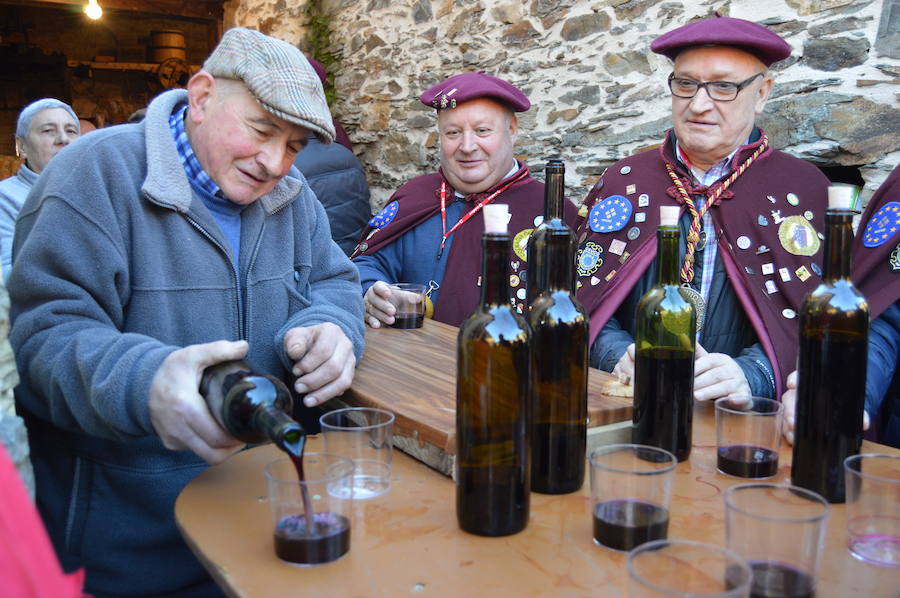 El barrio bodeguero por excelencia de Cangas del Narcea celebra las fiestas de Santiso con el vino como protagonista. La cita, que marca el inicio del calendario festivo del concejo, sirve también para catar los primeros caldos de la última vendimia. 