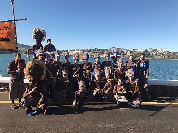 La charanga 'Éramos poucos', en su presentación en Castropol. 