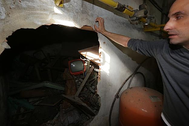 El secretario del colegio, Miguel Ángel Rodríguez, muestra el acceso al sótano. 