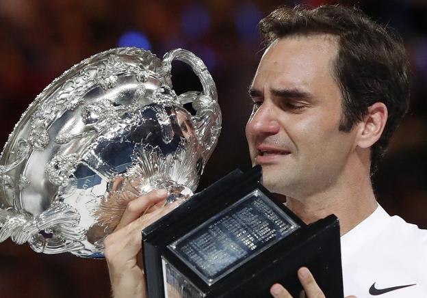 Roger Federer llora al recibir el trofeo de campeón. 