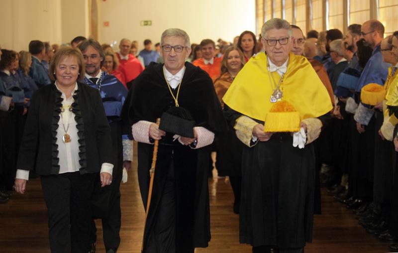 162 revestidos, una cifra récord, han asistido al acto central organizado por la Universidad de Oviedo con motivo de la festividad de Santo Tomás de Aquino. La asturiana Rosa Menéndez, presidenta del CSIC, ha impartido la ponencia 'El desafío de la carrera científica' y ha animado a los jóvenes a seguir esta profesión.