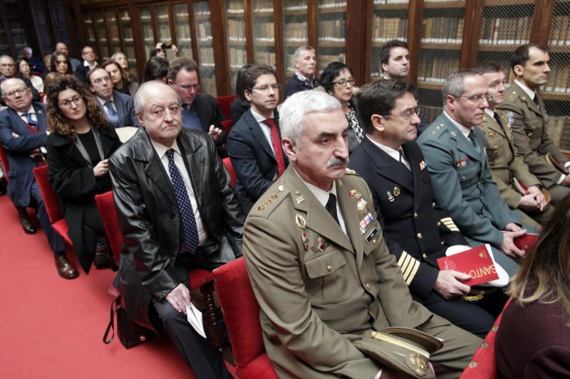 162 revestidos, una cifra récord, han asistido al acto central organizado por la Universidad de Oviedo con motivo de la festividad de Santo Tomás de Aquino. La asturiana Rosa Menéndez, presidenta del CSIC, ha impartido la ponencia 'El desafío de la carrera científica' y ha animado a los jóvenes a seguir esta profesión.