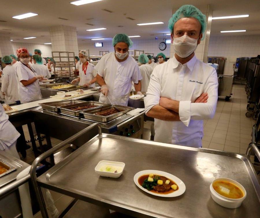 El cocinero con estrella Michelín ha estado en el Hospital Central de Asturias trabajando en cocina y repartiendo su menú entre los enfermos. 