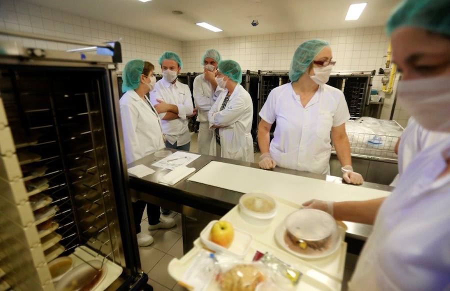 El cocinero con estrella Michelín ha estado en el Hospital Central de Asturias trabajando en cocina y repartiendo su menú entre los enfermos. 