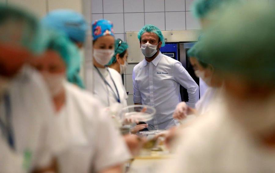 El cocinero con estrella Michelín ha estado en el Hospital Central de Asturias trabajando en cocina y repartiendo su menú entre los enfermos. 