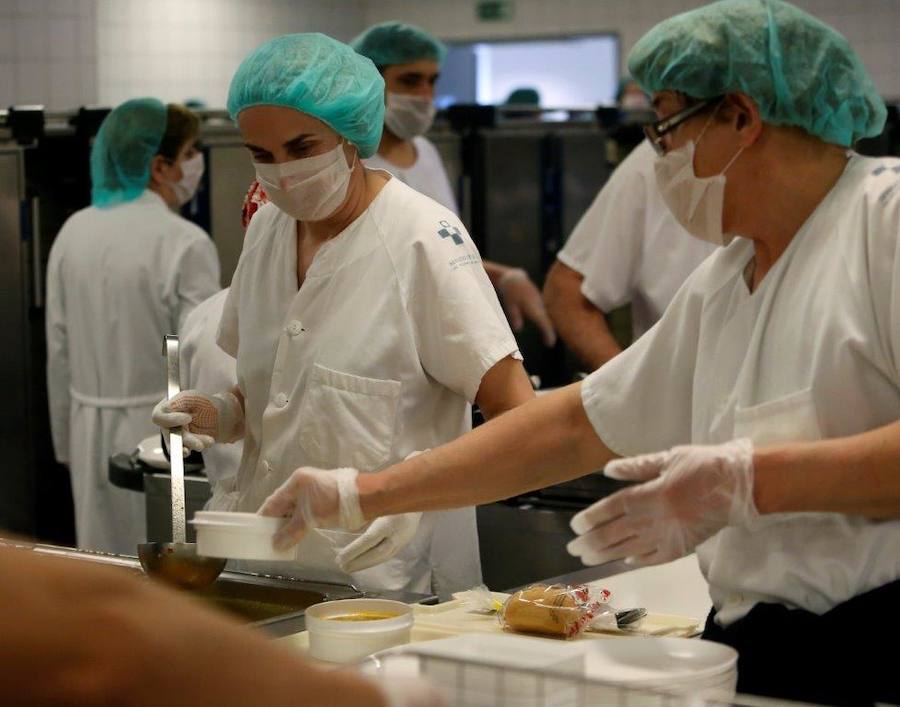 El cocinero con estrella Michelín ha estado en el Hospital Central de Asturias trabajando en cocina y repartiendo su menú entre los enfermos. 