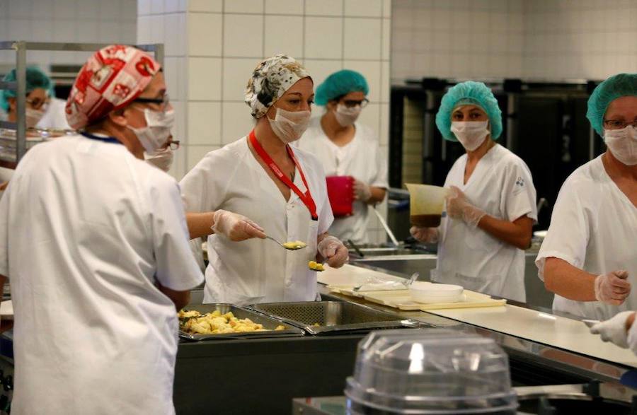 El cocinero con estrella Michelín ha estado en el Hospital Central de Asturias trabajando en cocina y repartiendo su menú entre los enfermos. 
