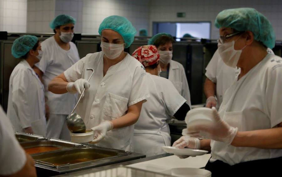El cocinero con estrella Michelín ha estado en el Hospital Central de Asturias trabajando en cocina y repartiendo su menú entre los enfermos. 