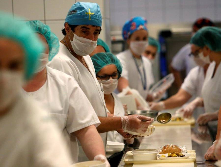 El cocinero con estrella Michelín ha estado en el Hospital Central de Asturias trabajando en cocina y repartiendo su menú entre los enfermos. 