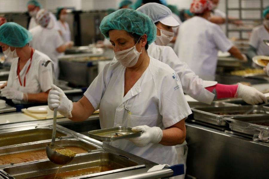 El cocinero con estrella Michelín ha estado en el Hospital Central de Asturias trabajando en cocina y repartiendo su menú entre los enfermos. 