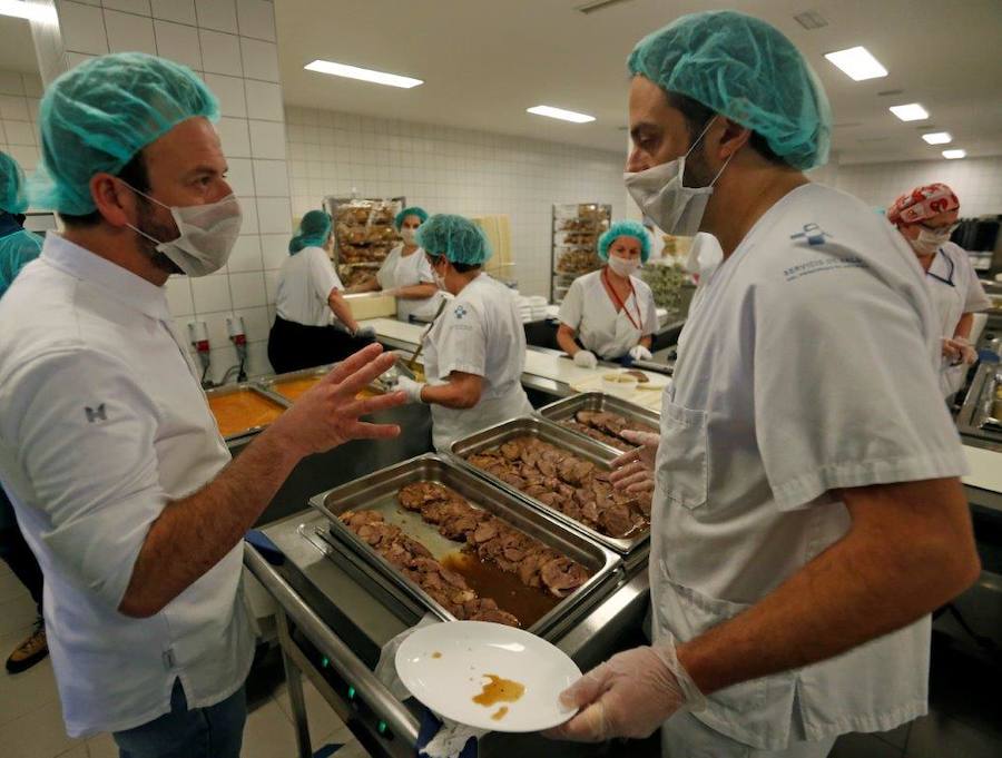 El cocinero con estrella Michelín ha estado en el Hospital Central de Asturias trabajando en cocina y repartiendo su menú entre los enfermos. 