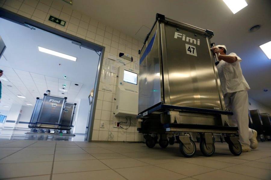 El cocinero con estrella Michelín ha estado en el Hospital Central de Asturias trabajando en cocina y repartiendo su menú entre los enfermos. 