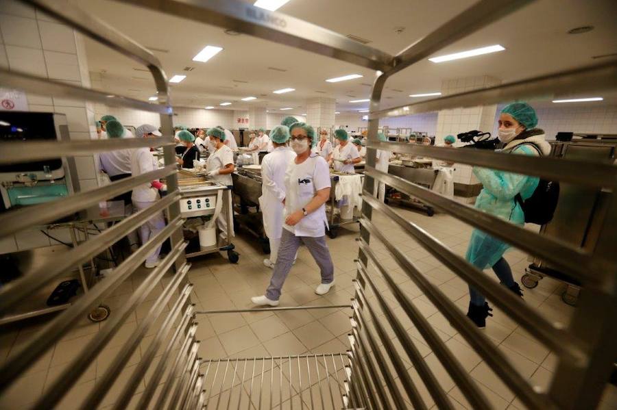 El cocinero con estrella Michelín ha estado en el Hospital Central de Asturias trabajando en cocina y repartiendo su menú entre los enfermos. 