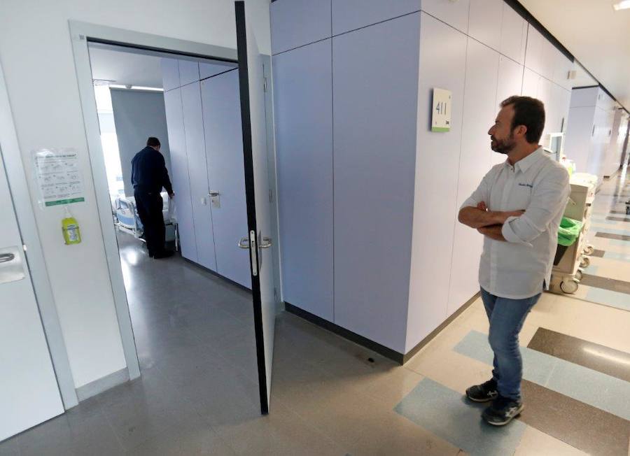 El cocinero con estrella Michelín ha estado en el Hospital Central de Asturias trabajando en cocina y repartiendo su menú entre los enfermos. 