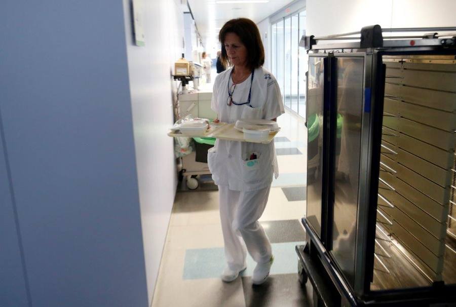 El cocinero con estrella Michelín ha estado en el Hospital Central de Asturias trabajando en cocina y repartiendo su menú entre los enfermos. 