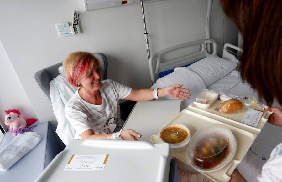 El cocinero con estrella Michelín ha estado en el Hospital Central de Asturias trabajando en cocina y repartiendo su menú entre los enfermos. 