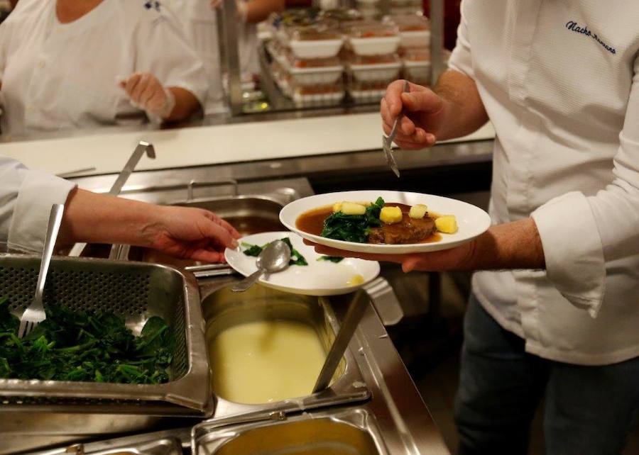 El cocinero con estrella Michelín ha estado en el Hospital Central de Asturias trabajando en cocina y repartiendo su menú entre los enfermos. 