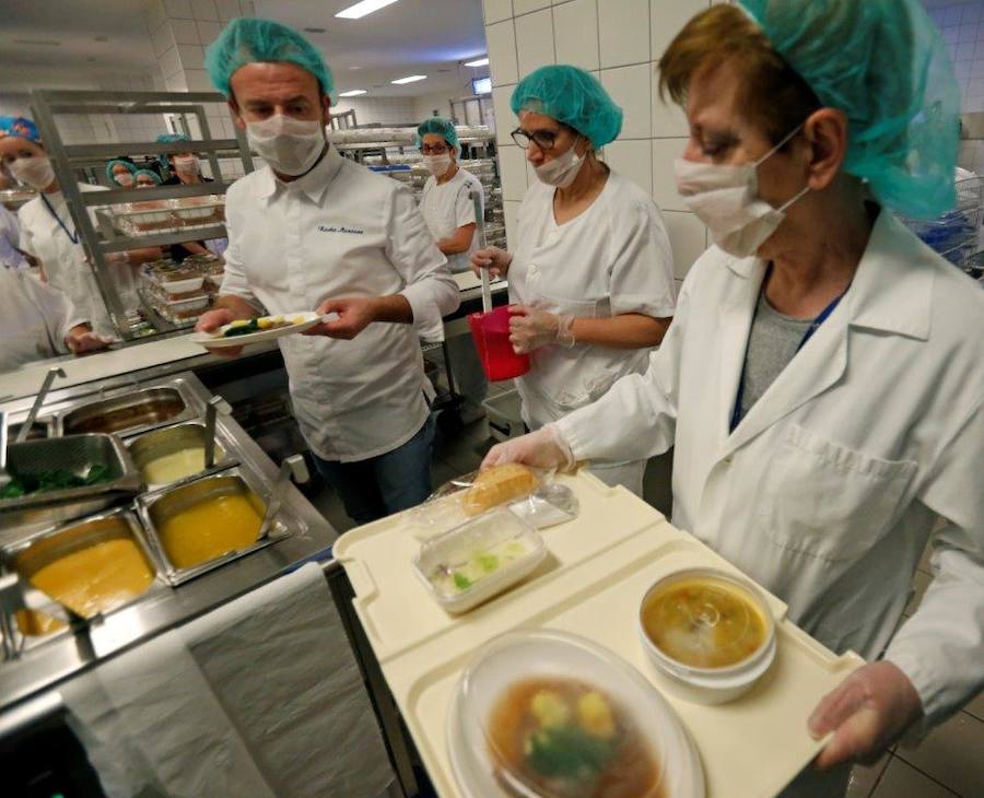 El cocinero con estrella Michelín ha estado en el Hospital Central de Asturias trabajando en cocina y repartiendo su menú entre los enfermos. 