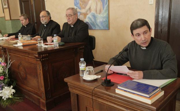 Juan José Llamedo, Jesús Sanz Montes y Fernando Llenín, en el Seminario. 