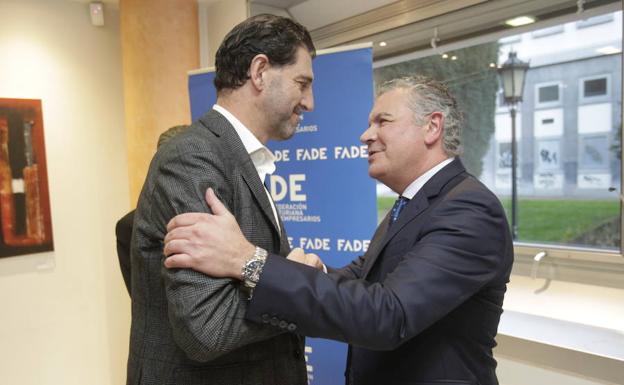 Pedro Luis Fernández felicita a Belarmino Feito, su sucesor al frente de la Fade. 