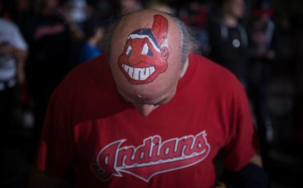 Un aficionado luce el controvertido logo de los Indians en su coronilla. 