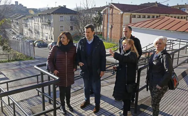 Los concejales del PSOE, en su visita a Portuarios. 