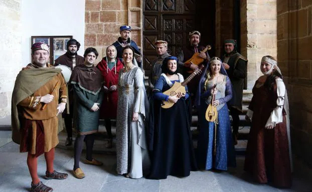Los doce músicos de Xistras posan con los nuevos trajes en los accesos a la iglesia de los Dominicos. 