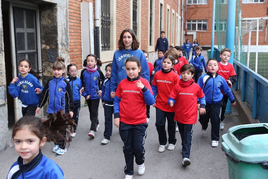 Toda la comunidad educativa del centro escolar participa en esta actividad que se prolonga a lo largo de la jornada y cuya recaudación servirá para poner en marcha un proyecto solidario en Madagascar.