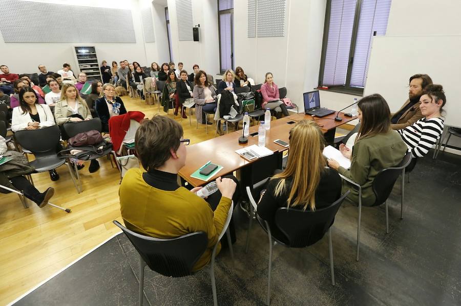 Diseñadores y empresarios de la industria textil comparten con los gijoneses su experiencia en el proceso creativo de los diseños.