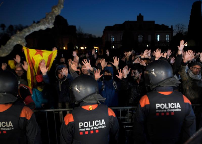Un grupo de independentistas ha intentado derribar las vallas que protegen la puerta principal de acceso a la cámara catalana
