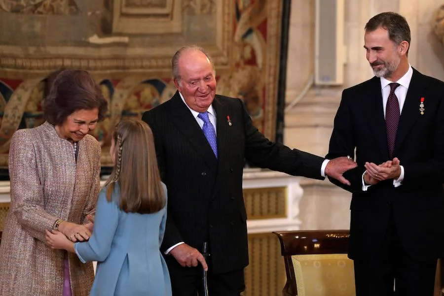 El jefe de Estado celebra su 50 cumpleaños imponiendo a su hija el Toisón de Oro, símbolo de «compromiso personal e institucional con España»