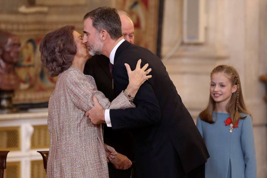 El jefe de Estado celebra su 50 cumpleaños imponiendo a su hija el Toisón de Oro, símbolo de «compromiso personal e institucional con España»